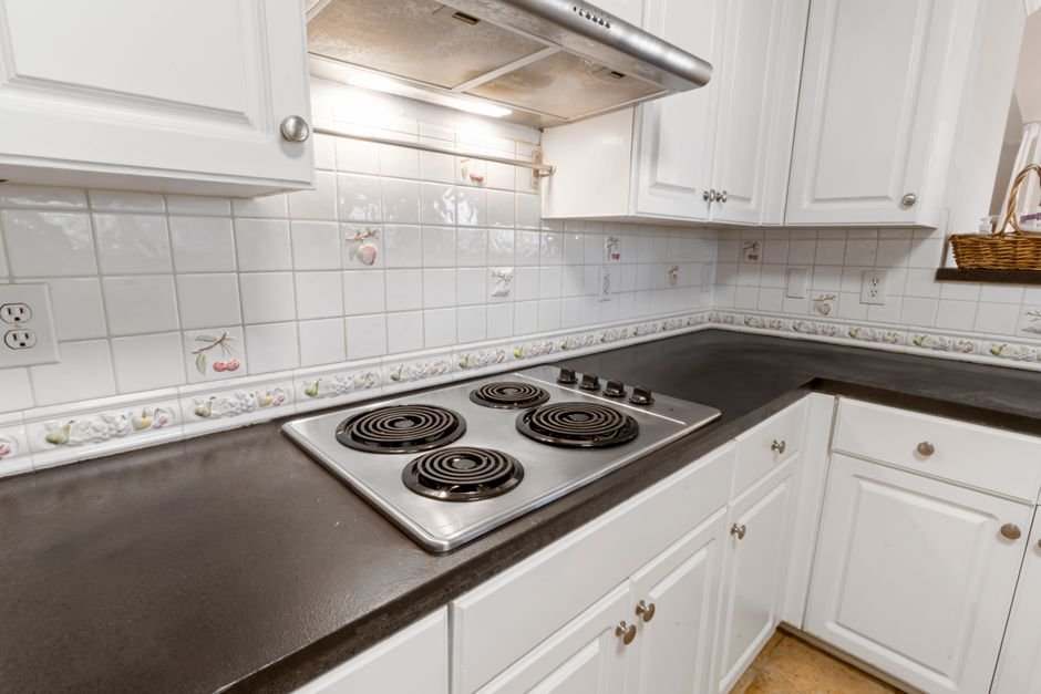 Kitchen backsplash electrical boxes leveled between quartz countertop and upper cabinets Kitchen backsplash electrical boxes leveled between quartz countertop and upper cabinets